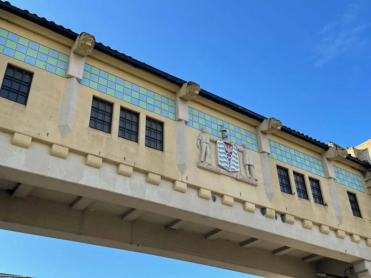 Burrard Bridge coat of arms with the motto
