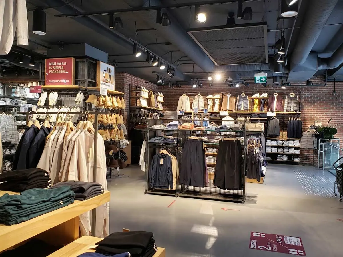 What Famous Brands Are on Robson Street, Vancouver?